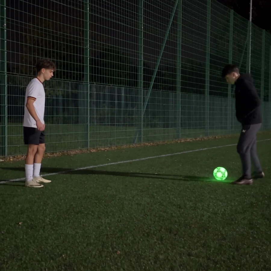 Im Dunkeln leuchtender Fußball
